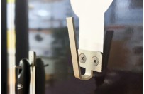 Stainless steel hook with raised edge (6 cm)
