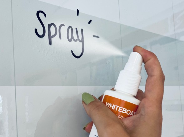 Whiteboard cleaning spray